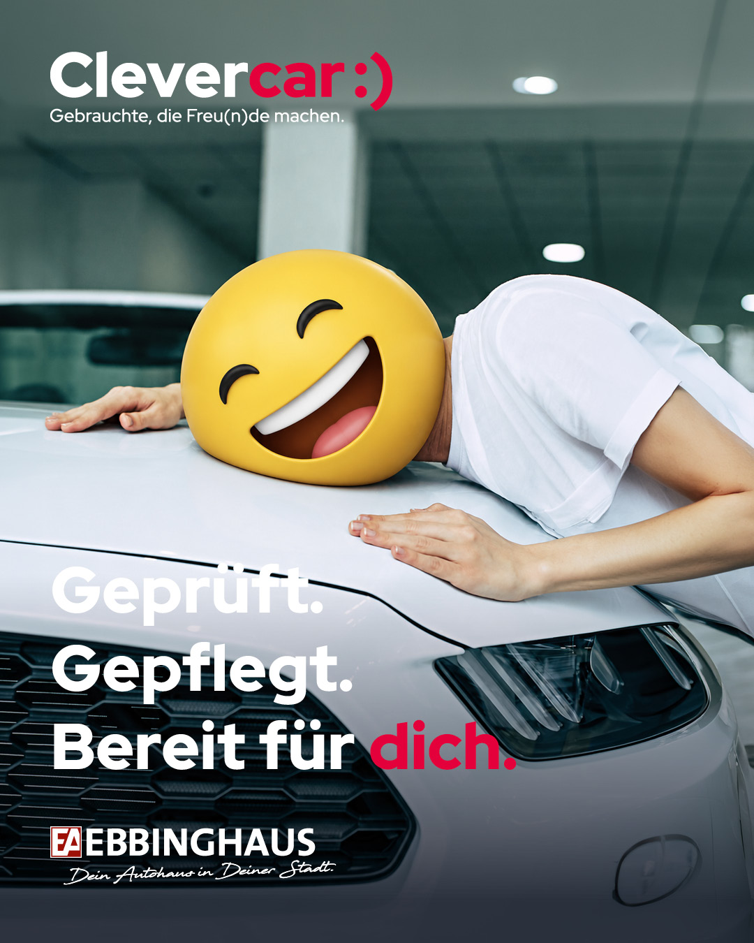 Clevercar-Motiv von Ebbinghaus mit einer Person, die sich begeistert über die Motorhaube eines weißen Gebrauchtwagens lehnt.