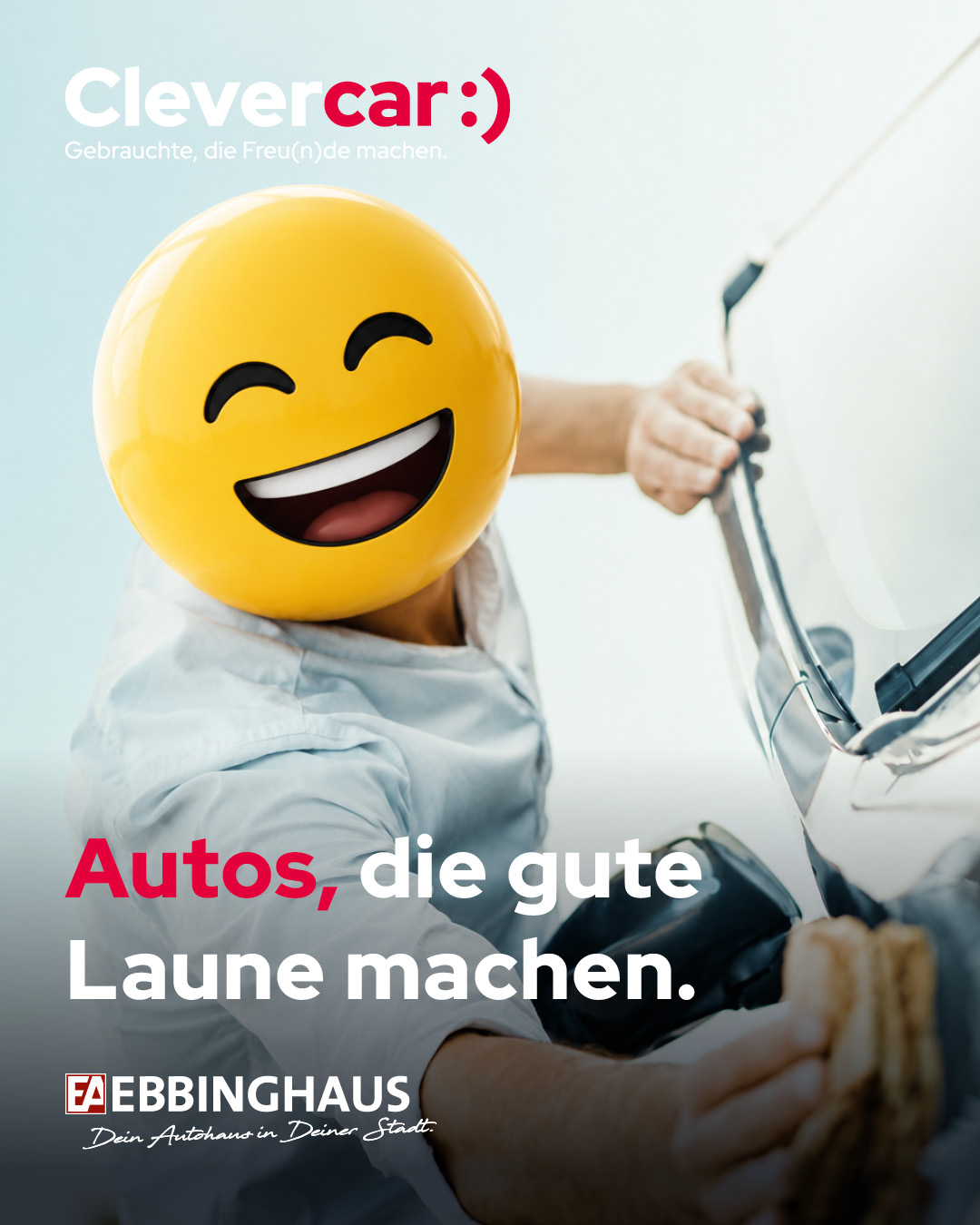 Clevercar-Motiv von Ebbinghaus mit einer gut gelaunten Person am geöffneten Kofferraum eines Autos.