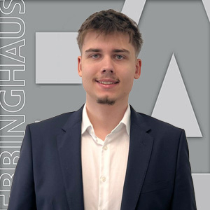 Portrait Ruwen Wichert vor dem EA Zeichen